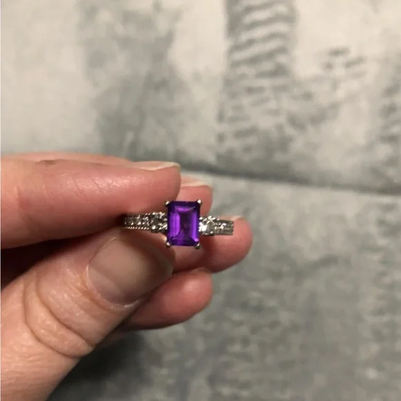 Beautiful Amethyst Ring - Picture 1 of 10